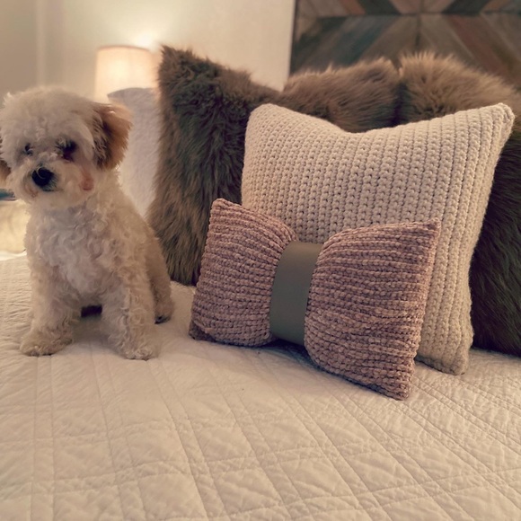 Handmade pink accent pillow - Picture 2 of 3